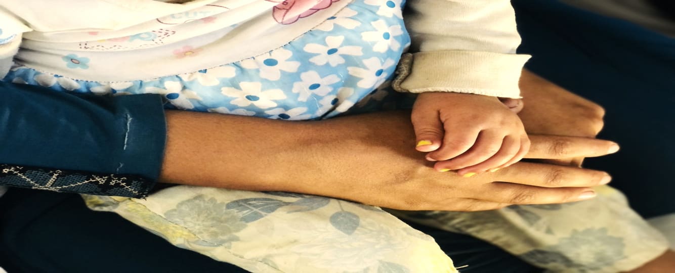 La main d'une mère et celle de son enfant par dessus